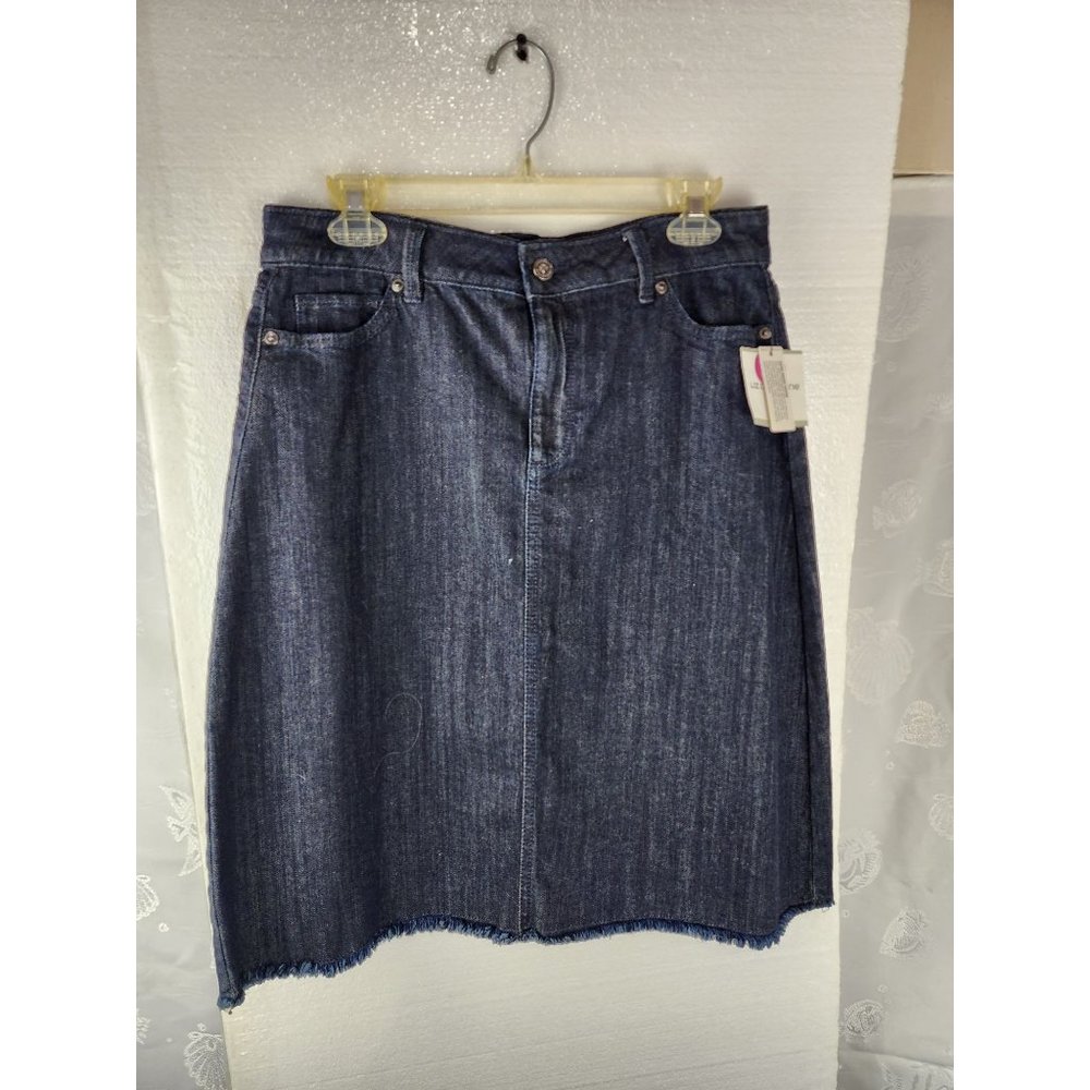 LIZ Claiborne new denim skirt. With pockets SIZE 6